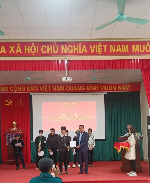 Đồng chí Hà Xuân Tiệp trao lệnh gọi công dân nhập ngũ cho các công dân